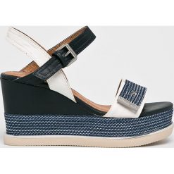 Wrangler - Sandały Sunny Jeena. Niebieskie koturny damskie Wrangler, bez obcasa, na obcasie, na klamry. W wyprzedaży za 139,90 zł.