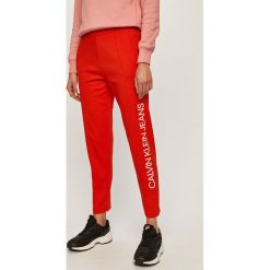 Calvin Klein Jeans - Spodnie. Czerwone spodnie damskie Calvin Klein Jeans, s, z bawełny. W wyprzedaży za 319,90 zł.