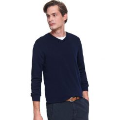 Sweter gładki z cienkiej dzianiny. Niebieskie swetry męskie Top Secret, na zimę, m, bez wzorów, z dzianiny, klasyczne, z dekoltem w serek, bez kaptura. Za 99,99 zł.