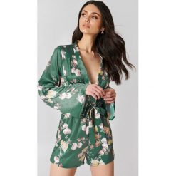 Hannalicious x NA-KD Satynowy kombinezon z dekoltem V - Green,Multicolor. Zielone kombinezony z printem marki Hannalicious x NA-KD, z poliesteru. W wyprzedaży za 48,58 zł.