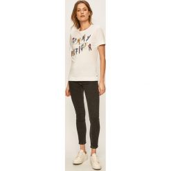 Tommy Hilfiger - T-shirt. Białe bluzki damskie TOMMY HILFIGER, s, z aplikacjami, z bawełny, z okrągłym kołnierzem. Za 269,90 zł.