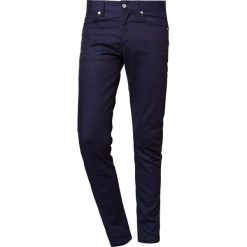 J.LINDEBERG JAY Jeansy Slim Fit dark blue. Niebieskie jeansy męskie J.LINDEBERG. Za 459,00 zł.