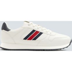 Miejskie buty sportowe z paskiem. Białe buty sportowe męskie marki Pull&Bear. Za 139,00 zł.