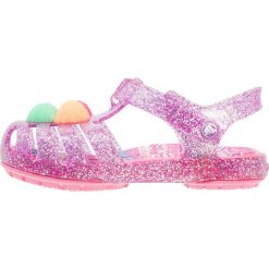 Crocs ISABELLA NOVELTY Sandały kąpielowe neon purple. Fioletowe sandały chłopięce marki Crocs, z gumy. Za 149,00 zł.