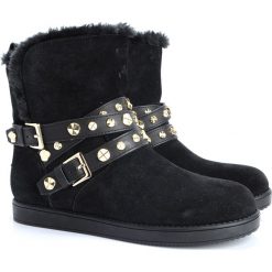 Guess Botki "Lessea". Żółte półbuty damskie Guess, w paski, ze skóry, bez obcasa, na płaskiej podeszwie, z paskami. Za 389,00 zł.