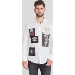 KOSZULA SLIM FIT JOHN RICHMOND. Białe koszule męskie John Richmond, m, z aplikacjami, z klasycznym kołnierzykiem, bez rękawów. Za 674,50 zł.