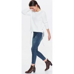 SWETER DAMSKI Z OZDOBNYMI WIĄZANIAMI PO BOKACH. Niebieskie swetry damskie TROLL, na lato, s, bez wzorów, z dzianiny, eleganckie, z krótkim rękawem, krótkie, bez kaptura. W wyprzedaży za 29,99 zł.