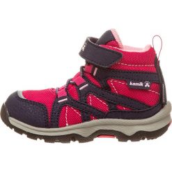 Buty trekkingowe w kolorze różowym. Różowe buciki niemowlęce Kamik Shoes, z gumy, bez zapięcia. W wyprzedaży za 195,95 zł.