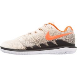 Nike Performance AIR ZOOM VAPOR X HC Obuwie multicourt light cream/bleached aqua/black. Białe buty trekkingowe męskie marki Nike Performance, z tworzywa sztucznego, na golfa. W wyprzedaży za 471,20 zł.