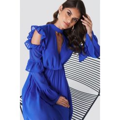 Andrea Hedenstedt x NA-KD Zwiewna sukienka maxi z wycięciami - Blue. Niebieskie długie sukienki marki Andrea Hedenstedt x NA-KD, z poliesteru, z asymetrycznym kołnierzem, z długim rękawem, asymetryczne. Za 242,95 zł.