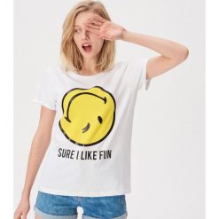 T-shirt z nadrukiem Smiley - Biały. Białe t-shirty damskie Sinsay, s, z nadrukiem, bez kołnierzyka. Za 29,99 zł.