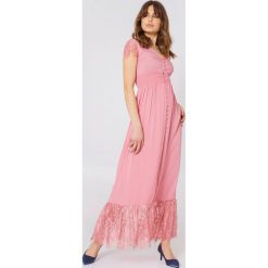 Debiflue x NA-KD Koronkowa sukienka z guzikami - Pink. Różowe sukienki damskie marki Debiflue x NA-KD, bez wzorów, z tkaniny, bez kołnierzyka, bez rękawów. W wyprzedaży za 161,97 zł.