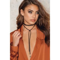 Naszyjniki damskie: NA-KD Accessories Zamaszowy naszyjnik z zawieszkami – Black