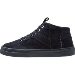 HUB KINGSTON MID Sneakersy wysokie dark navy. Niebieskie sneakersy męskie marki HUB, bez wzorów, ze skóry, bez zapięcia. Za 419,00 zł.
