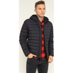 Kurtka puchowa Calvin Klein Jeans Monogram Tape J30J313136. Czarne kurtki męskie Calvin Klein Jeans, xxl, bez wzorów, z jeansu, bez kaptura. W wyprzedaży za 419,00 zł.