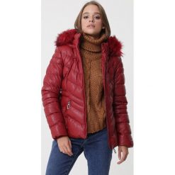 Bordowa Kurtka Erdington. Czerwone kurtki damskie Born2be, na zimę, s, w paski, długie, bez kaptura. Za 359,99 zł.