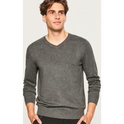 Sweter z dekoltem w serek - Szary. Szare swetry klasyczne męskie marki Reserved, l, z dekoltem w serek. Za 79,99 zł.