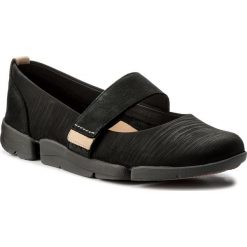 Półbuty CLARKS - Tri Carrie 261311074 Black Nubuck. Czarne półbuty damskie Clarks, na co dzień, bez wzorów, ze skóry, bez obcasa, na płaskiej podeszwie, bez zapięcia. W wyprzedaży za 189,00 zł.