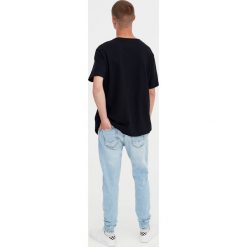 Jeansy carrot fit. Szare jeansy męskie marki Pull&Bear. Za 75,90 zł.