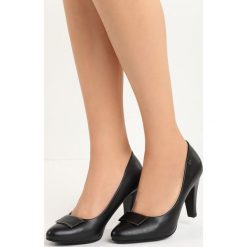 Czarne Czółenka Easy Love. Czarne buty ślubne damskie Born2be, ze skóry, na niskim obcasie, na słupku. Za 79,99 zł.
