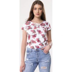 Biały T-shirt Nonmaterial. Białe bluzki damskie Born2be, s, bez wzorów, bez kołnierzyka. Za 39,99 zł.