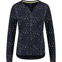 Koszulka w kolorze granatowym. Niebieskie koszulki damskie Gerry Weber, z nadrukiem, bez kołnierzyka, z długim rękawem. W wyprzedaży za 64,95 zł.