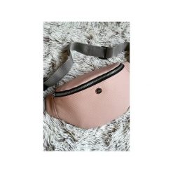 Rose nerka pastelowa. Różowe nerki damskie Sabi tatka, w paski, ze skóry, zdobione, z breloczkiem. Za 119,00 zł.