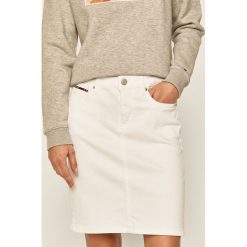 Tommy Jeans - Spódnica jeansowa. Białe spódniczki damskie Tommy Jeans, na co dzień, bez wzorów, z elastanu, casualowe, mini, proste. W wyprzedaży za 199,90 zł.
