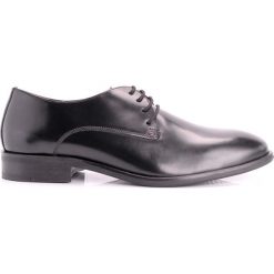 Guess Półbuty "Damon". Półbuty męskie Guess, z aplikacjami, ze skóry, klasyczne. Za 199,00 zł.