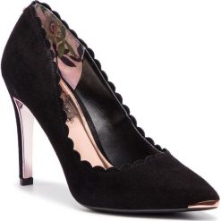 Szpilki TED BAKER - Sloana 9-18169 Black. Czarne półbuty damskie Ted Baker, z aplikacjami, ze skóry, eleganckie, bez obcasa, na obcasie, bez zapięcia. W wyprzedaży za 419,00 zł.