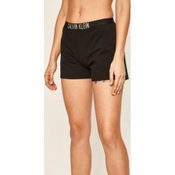 Calvin Klein - Szorty plażowe. Czarne stroje kąpielowe damskie Calvin Klein, s, bez wzorów, z elastanu. W wyprzedaży za 129,90 zł.