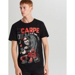 Koszulka Carpe diem - Czarny. Czarne koszulki męskie Cropp, s, bez wzorów, bez kołnierzyka, bez rękawów. W wyprzedaży za 19,99 zł.