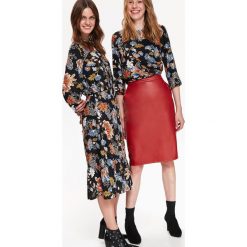 SPÓDNICA OŁÓWKOWA Z IMIITACJI SKÓRY W MODNYM KOLORZE. Czerwone spódniczki damskie Top Secret, na zimę, bez wzorów, ze skóry ekologicznej, eleganckie, midi, ołówkowe. W wyprzedaży za 49,99 zł.