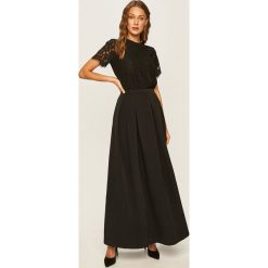 Twinset - Sukienka. Czarne sukienki damskie Twinset, bez wzorów, z elastanu, z okrągłym kołnierzem, z krótkim rękawem, krótkie, mini, rozkloszowane. W wyprzedaży za 1099,00 zł.