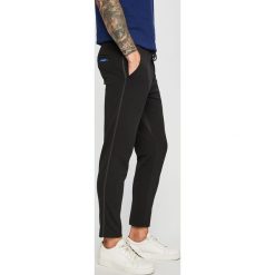 Scotch & Soda - Spodnie. Czarne spodnie męskie Scotch & Soda, xl, bez wzorów, z elastanu. W wyprzedaży za 349,90 zł.