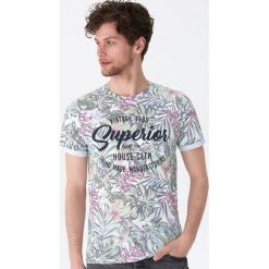 T-shirt z kwiatowym motywem - Biały. Białe t-shirty męskie House, s, bez wzorów, bez kołnierzyka. Za 49,99 zł.