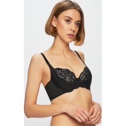 Triumph - Biustonosz. Czarne biustonosze Triumph, w koronkowe wzory, z elastanu. W wyprzedaży za 129,90 zł.