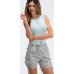 Kremowe spodenki w kratę 21257. Białe szorty damskie marki Fasardi, s, bez wzorów. Za 59,00 zł.