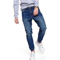 Spodnie denim typu jogger. Niebieskie spodnie męskie Top Secret, na co dzień, na wiosnę, m, bez wzorów, z denimu. W wyprzedaży za 89,99 zł.