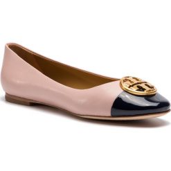 Baleriny TORY BURCH - Chelsea Cap-Toe Ballet 46882 Sea Shell Pink/Perfect Navy 964. Różowe baleriny damskie Tory Burch, bez wzorów, ze skóry, klasyczne, bez obcasa, na płaskiej podeszwie. W wyprzedaży za 659,00 zł.