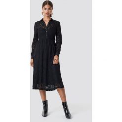 NA-KD Koronkowa sukienka midi - Black. Czarne sukienki damskie koronkowe marki NA-KD, długie, midi, w kształcie a. Za 242,95 zł.