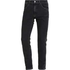 Rurki męskie: Wrangler STRANGLER Jeans Skinny Fit black stonewash