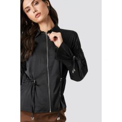 NA-KD Kurtka z troczkiem - Black. Czarne kurtki damskie NA-KD, bez wzorów, długie, bez kaptura. Za 181,95 zł.
