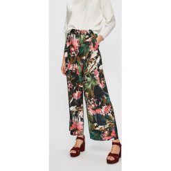 Guess Jeans - Spodnie. Różowe spodnie damskie Guess Jeans, l, z aplikacjami, z poliesteru, z podwyższonym stanem. W wyprzedaży za 329,90 zł.