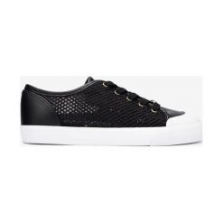 Guess Giney Tenisówki Czarny. Czarne trampki i tenisówki damskie Guess, z aplikacjami, z materiału, bez zapięcia. Za 373,95 zł.