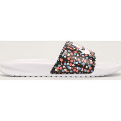Nike - Klapki Benassi. Klapki damskie Nike, bez wzorów, z gumy, bez obcasa, na obcasie. W wyprzedaży za 109,90 zł.