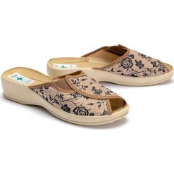 ADANEX DAK47 DAISY 23870 BZC/BZ ciemny beż/beż, kapcie, klapki damskie. Kapcie damskie Adanex, z gumy. Za 42,90 zł.