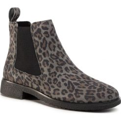 Sztyblety CLARKS - Griffin Plaza 261462804 Leaopard Print. Szare kozaki damskie Clarks, na plażę, z zamszu, bez obcasa, na obcasie, bez zapięcia. W wyprzedaży za 259,00 zł.