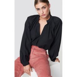 NA-KD Classic Bluzka z dekoltem v - Black. Czarne bluzki damskie NA-KD Classic, bez wzorów, bez kołnierzyka, bez rękawów. Za 141,95 zł.