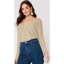 MANGO Sweter z dekoltem V - Beige. Brązowe bez kategorii marki Mango, z dzianiny, dekolt w kształcie v. W wyprzedaży za 49,48 zł.